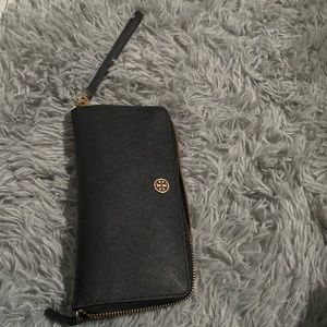 Barely use Tory Burch zip around Robinson wallet